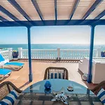 Seaview Coastal On Front Line With Amazing Sea Views And Large Terrace וילה *