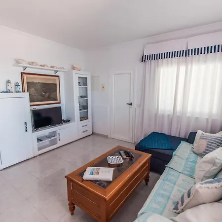 Seaview Coastal On Front Line With Amazing Sea Views And Large Terrace فيلة