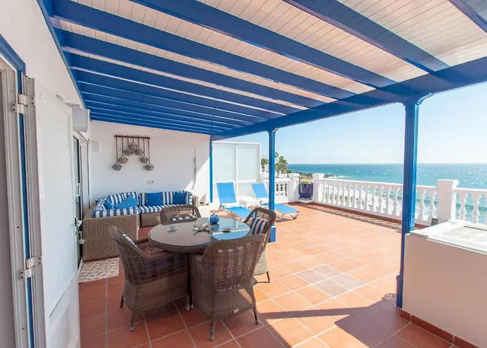 Seaview Coastal On Front Line With Amazing Sea Views And Large Terrace Willa Puerto del Carmen (Lanzarote)